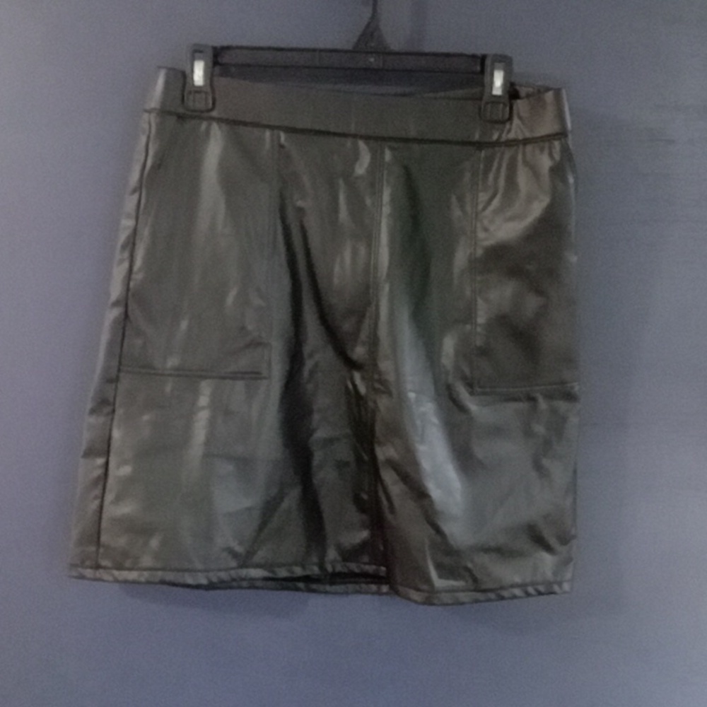 GUC Maurices faux leather mini skirt size 8 black with pockets